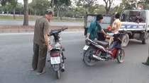 Bị tai nạn vì dừng xe xem…tai nạn