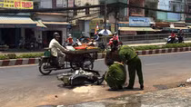 2 cô gái bị tạt axit giữa đường 