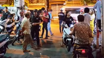 Nổ súng, ném lưu đạn gây náo loạn khu phố