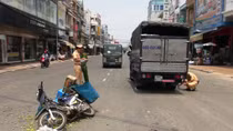 Va chạm với xe tải, một người bị thương nặng