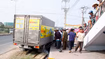 Vợ khóc ngất khi chồng bị xe tải cán tử vong