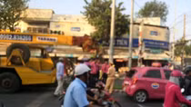 Xe cần cẩu mất thắng húc đuôi taxi dừng đèn đỏ 