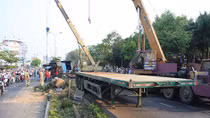 Xe container lật nhào, phá nát dải phân cách 