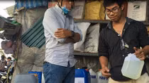 Đi chợ “tử thần” mua axit 