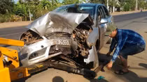 Taxi chở 4 người nát bét sau khi tông thành cầu 