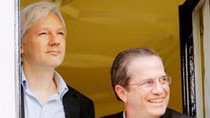 Nhà sáng lập Wikileaks vẫn chưa thể tới Ecuador