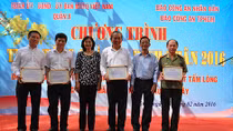 Chánh án TAND tối cao Trương Hoà Bình thăm, tặng quà Tết cho đồng bào người Chăm