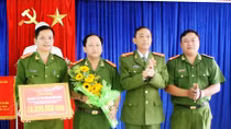 Khen thưởng vụ bắt đối tượng dùng súng bắn vào showroom ôtô