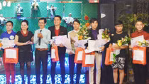 Phố phường nặng kiếp cầm ca