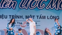 Khán giả nhí thích thú vì sự thân thiện của Văn Mai Hương
