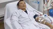 Mẹ già mang di chứng chất độc da cam nuôi con trai chạy thận nhân tạo 