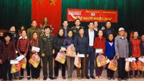 Trao quà Tết, gieo lòng nhân ái 