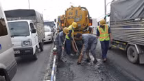 Truy tìm xe tải ‘làm rơi’ bùn thối xuống mặt cầu Chánh Hưng