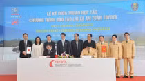 Ký thỏa thuận hợp tác đào tạo lái xe an toàn