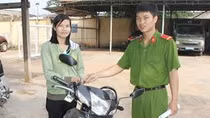 Người dân nghèo xúc động nhận lại tài sản bị mất trộm từ Công an