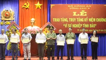 Trao tặng Kỷ niệm chương cho các cán bộ điệp báo An ninh miền Nam