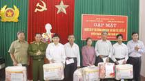 Gặp mặt, tặng quà cho những người có uy tín 