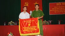 Trao cờ thi đua của Bộ Công an cho cán bộ, nhân dân xã Đắk R’ tih