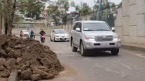 Tái diễn tình trạng đổ trộm phế thải trên đường ven sông Tô Lịch
