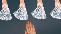 Vờ xin việc hộ để lấy ‘tiền làm bằng’