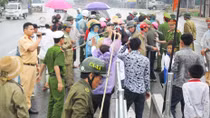 Người dân tràn ra lòng đường đòi mở điểm sang đường