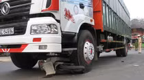 Nữ sinh may mắn thoát nạn sau khi bị cuốn dưới gầm xe tải
