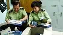 Bắt giữ lô thuốc lá lậu được ‘xé lẻ’ để nhập vào Thủ đô