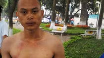 Thanh niên ngáo đá nhảy xuống hồ Gươm bơi ra Tháp Rùa