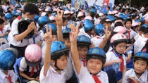 Phê bình hiệu trưởng nếu có nhiều học sinh vi phạm không đội MBH