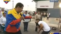 Tổng thống Venezuela thành… võ sĩ đấm bốc