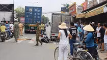 Trên đường đi thăm con gái về, một phụ nữ gặp nạn