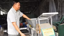 Một nông dân tự sáng chế máy suốt tiêu