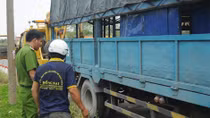 Chặn xe tải bỏ chạy sau khi cán chết người
