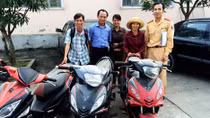 Vui mừng nhận lại xe máy sau nhiều năm bị mất trộm