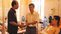 Báo CAND thăm hỏi, tặng quà hai chiến sỹ Công an bị thương