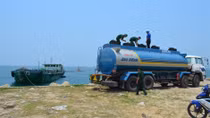 Bắt giữ hơn 7.000 lít xăng đang được chuyển từ tàu lên ô tô