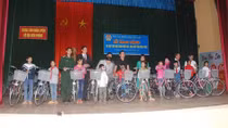 Mong các cháu học giỏi để giúp đỡ quê hương
