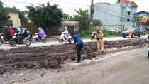 CSGT dọn sạch hàng trăm khối đất xe tải làm đổ trên đường