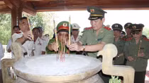 Dâng hương Nghĩa trang liệt sĩ Quốc gia và Ban an ninh Trung ương cục miền Nam