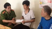 Trao tiền của Báo CAND cho 2 cán bộ Công an phường bị thương khi làm nhiệm vụ