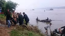 CSGT cứu nam thanh niên nhảy cầu Chương Dương tự tử 