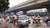 Chợ “di động” hoạt động bát nháo trên lòng đường Nguyễn Xiển