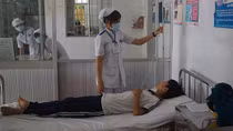 Hàng loạt học sinh tiểu học nhập viện sau bữa cơm trưa