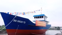 Hạ thủy tàu cá lưới vây cho ngư dân Bình Định 