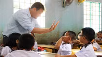 Phụ huynh phản đối chuyện con học thêm tiếng Anh ‘ngoài luồng’