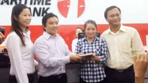 ‘Chị ve chai’ nhận số tiền 1,14 triệu yen rách qui đổi