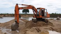 Bắt quả tang 3 đối tượng khai thác cát trái phép trên sông Hồng