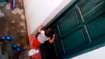 Buộc thôi việc giáo viên cho trẻ ăn rác