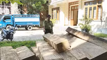 Bắt giữ xe tải chở 18 phách gỗ lậu