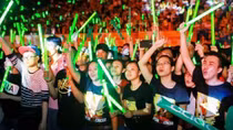 Danh tiếng đi mượn, fan cuồng đi thuê...